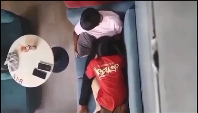 Quay lén cô bạn gái bú mút cho em ghệ nơi công cộng