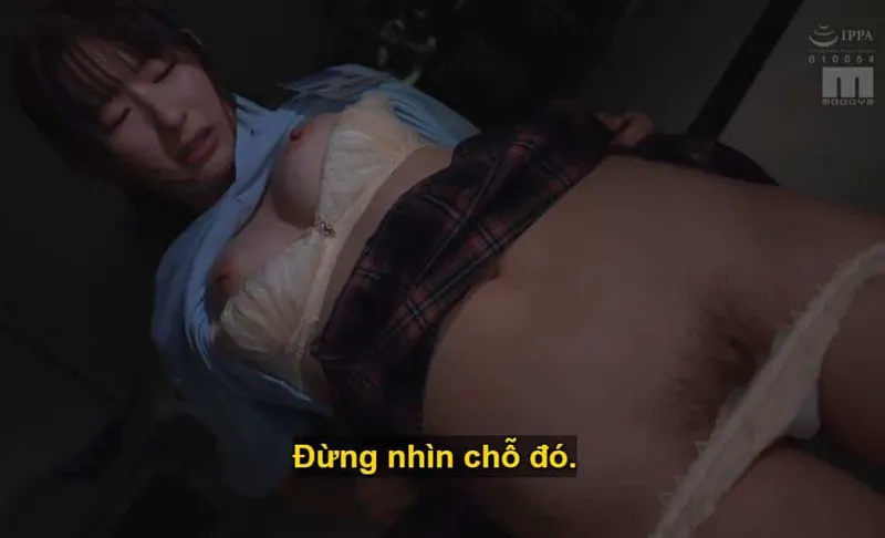 Sếp lớn đang toan tính cách đáp trả cô em dưới quyền kiêu kỳ lười nhác, suốt ngày chỉ mải mê chat chit với người yêu.
