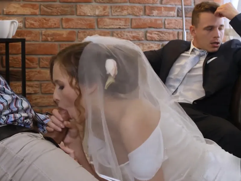 Cô dâu "đi ngoài" với trai ngay trước mặt chồng yêu mới cưới